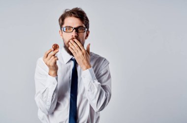 Erkek finansör resmi kripto para birimi bitcoin