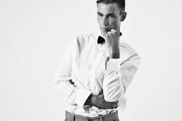 Όμορφος άντρας κομψό στυλ λευκό πουκάμισο παπιγιόν μόδα — Φωτογραφία Αρχείου