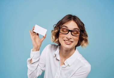 Beyaz gömlekli bir iş kadını kartvizit kopyalıyor.