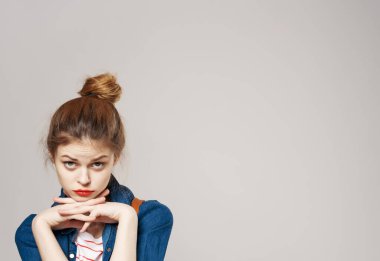 Sırt çantalı güzel bayan moda öğrencileri