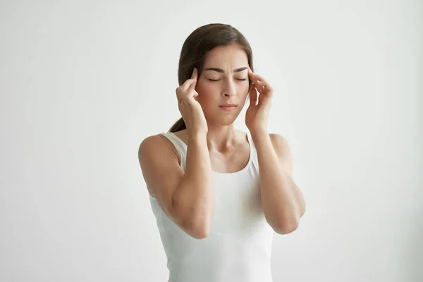 Mujer sosteniendo su cabeza migraña problemas de salud depresión insatisfacción — Foto de Stock