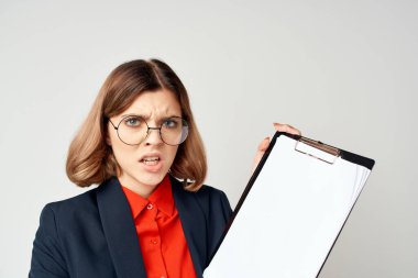 İş elbisesi giyen kadın ofis müdürü.