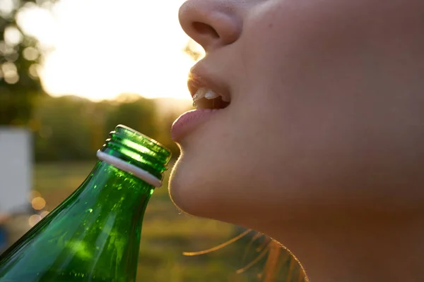 Nő ivóvíz egy üveg arc közelkép élvezet nyár — Stock Fotó