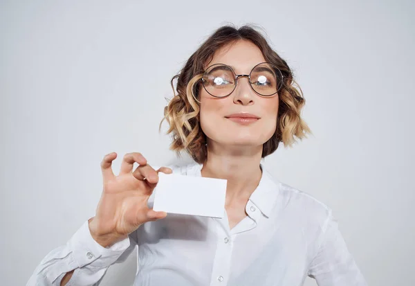 Donna d'affari in camicia con un biglietto da visita nelle mani di un ufficio commerciale — Foto Stock