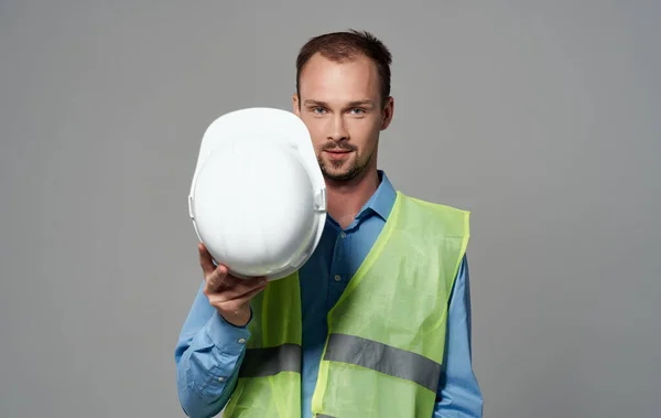 하얀 헬멧을 쓰고 작업 직업에 밝은 배경 — 스톡 사진