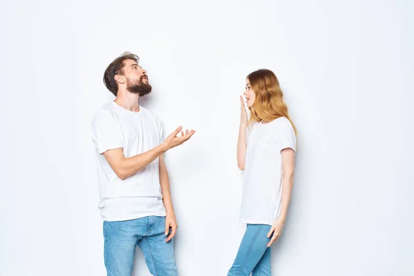 Pria dan wanita dengan kaos putih celana jeans gaya kasual — Stok Foto