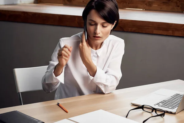 Femme en costume devant un ordinateur portable avec des lunettes de confiance en soi fond de lumière — Photo