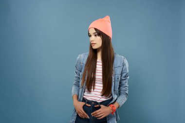 Pembe şapkalı neşeli güzel kadın modern tarz mavi arka plan