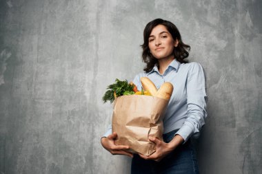 Kadın sonbahar tişörtleri paketinde sağlıklı gıda süpermarketi var.