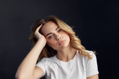 Sarışın, alımlı, makyajlı.