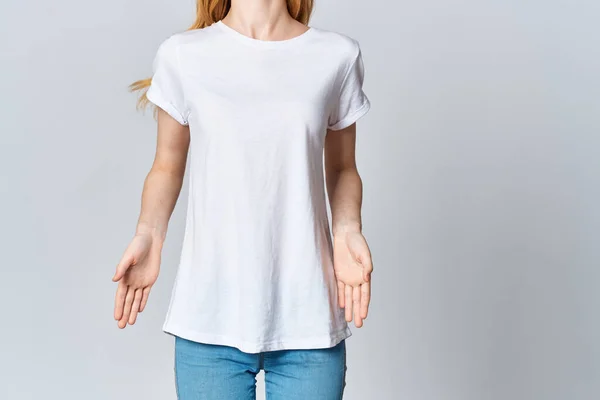 Mulher em t-shirt branca posando anúncio de design de moda — Fotografia de Stock