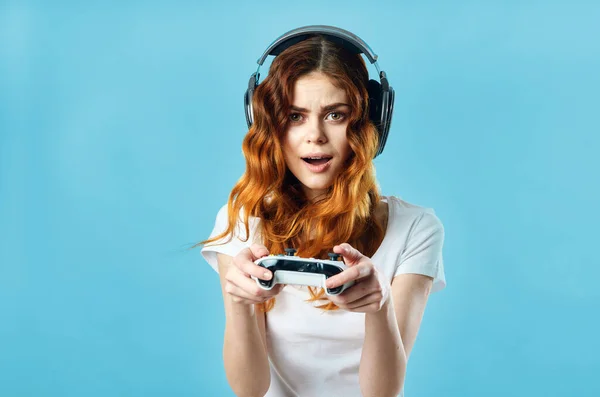 Frau mit Kopfhörer und Joystick in der Hand spielt Videospiele — Stockfoto