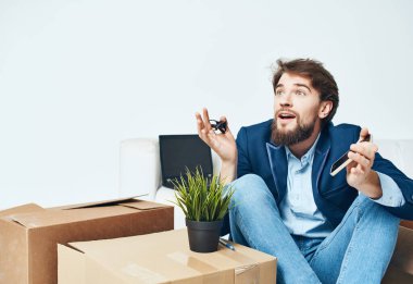 Ofisteki işadamı eşyalarını yeni iş yerlerine topluyor.