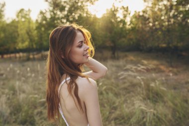 Sahada güzel bir kadın. Özgürce yaşıyor.