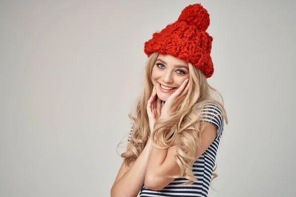 Atraktivní žena v červeném klobouku pruhované tričko šarm Vánoce — Stock fotografie