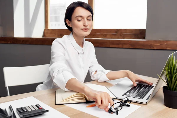 Femme d'affaires en chemise blanche à la table de travail devant la technologie de l'ordinateur portable — Photo