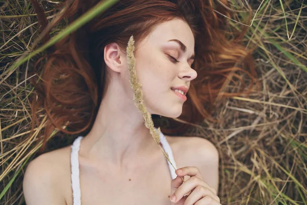 Fröhliche Frau liegt auf der Rasenfläche — Stockfoto