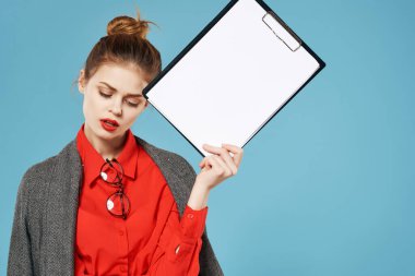 Takım elbiseli bir kadın profesyonel iş sekreteri Boşluğu Kopyala