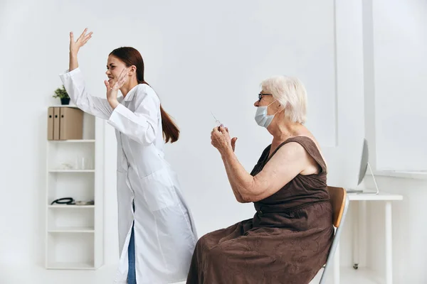 Seniorin beim Arzttermin Spritze Spritze Krankenhaus — Stockfoto