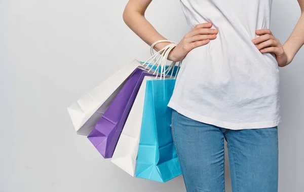 Kvinna med flerfärgade väskor köpa livsstil underhållning shopping — Stockfoto