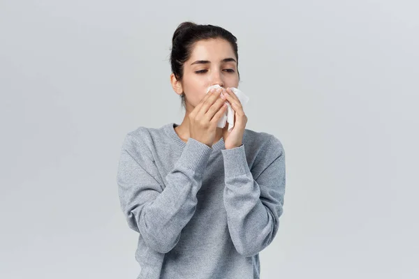 Γυναίκα σκουπίζοντας τη μύτη της με ένα μαντήλι της γρίπης θεραπεία προβλήματα υγείας — Φωτογραφία Αρχείου