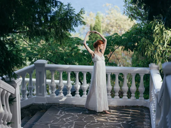 Frau in weißem Kleid griechische Mode posiert Charme Prinzessin — Stockfoto