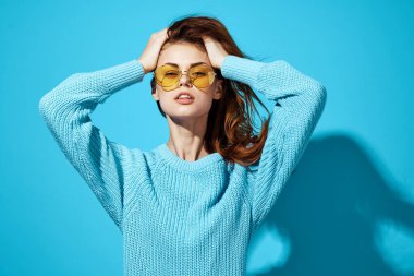 Moda gözlüklü güzel kadın mavi arka plan