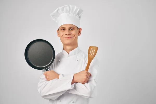 Uomo in cucina uniforme chef forniture servizio di lavoro professionale — Foto Stock