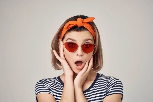 Mulher emocional usando óculos de sol em listrado t-shirt posando moda — Fotografia de Stock