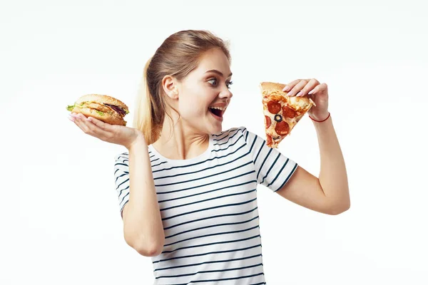 Женщина в полосатой футболке фаст-фуд нездоровое питание — стоковое фото