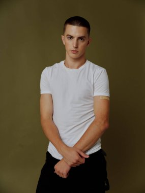 Omzunda yapıştırıcı olan adam koyu bir arka plan covid pasaport aşısı için el ele vermiş.