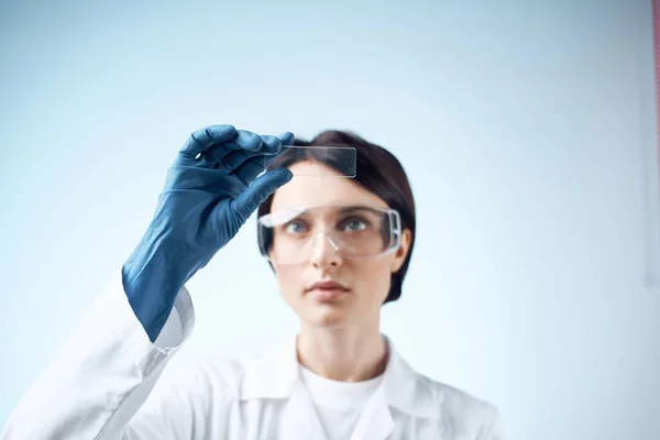 Mulher assistente de laboratório de análise de diagnósticos tecnologia ciência da pesquisa — Fotografia de Stock