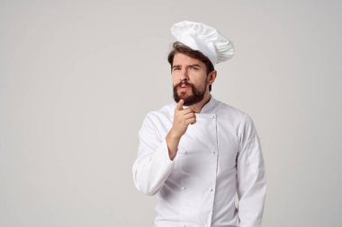 Sakallı adam mutfak şefi el hareketleri izole bir geçmiş.