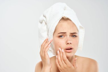 Çıplak omuzlu kadın cilt sorunlarıyla, duygusal dermatoloji sağlığıyla karşı karşıya