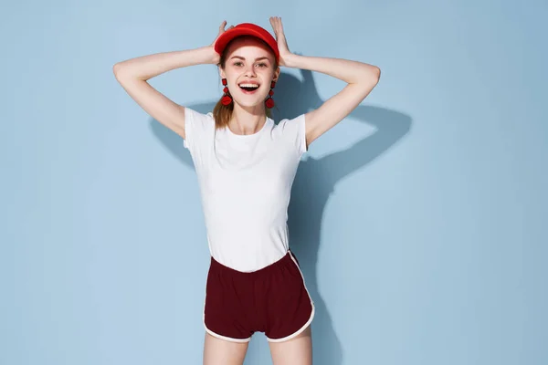 Nő piros sapka nyári divat glamor pózol elszigetelt háttér — Stock Fotó