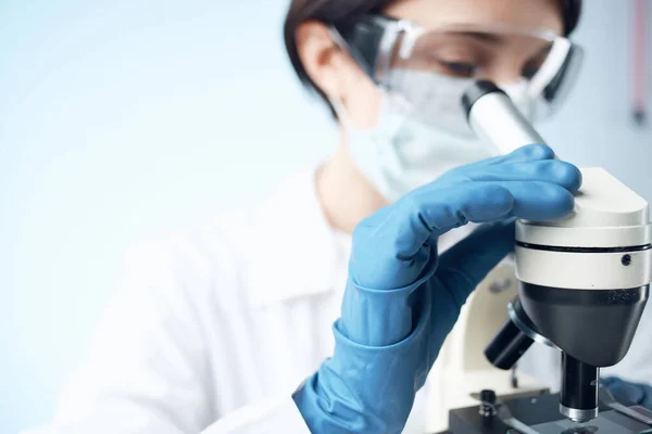 Γυναίκα σε λευκό παλτό μικροσκόπιο βιοτεχνολογίας έρευνα της επιστήμης — Φωτογραφία Αρχείου