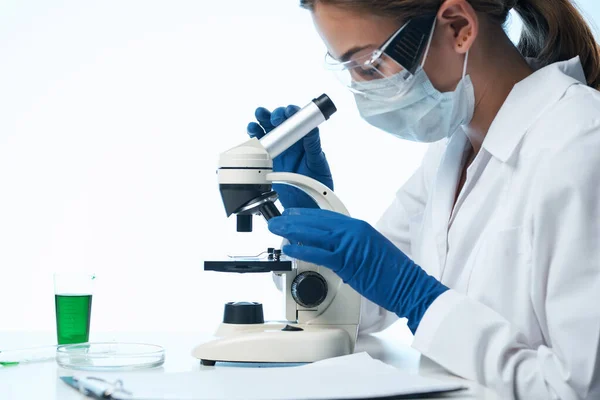 Γυναίκα γιατρός εργαστηριακή έρευνα μικροσκόπιο βιοτεχνολογία επαγγελματίας — Φωτογραφία Αρχείου