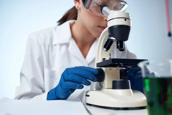 Microscopio de laboratorio médico femenino ciencia química — Foto de Stock