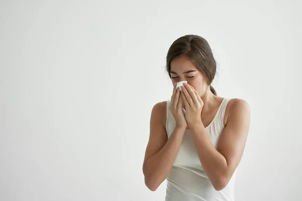 Γυναίκα κρύο μαντήλι runny μύτη προβλήματα υγείας — Φωτογραφία Αρχείου