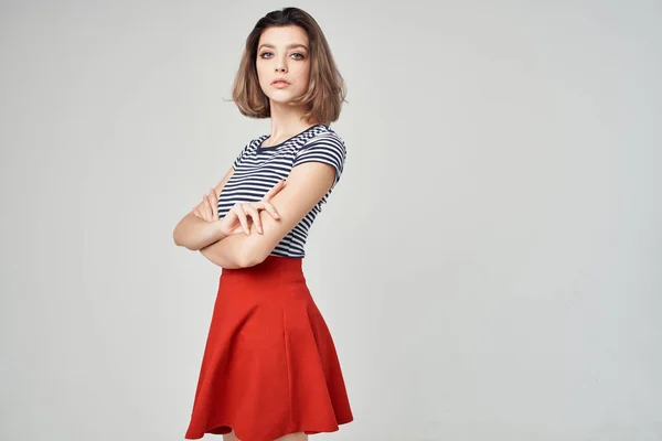 Bonita mujer con gafas rojo falda luz fondo — Foto de Stock