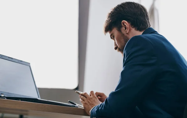 Uomo in giacca e cravatta davanti laptop office manager finanza — Foto Stock