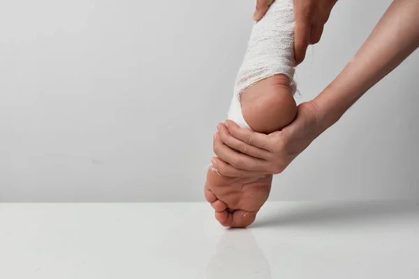 Травмированная нога перевязанная крупным планом медицины образа жизни — стоковое фото