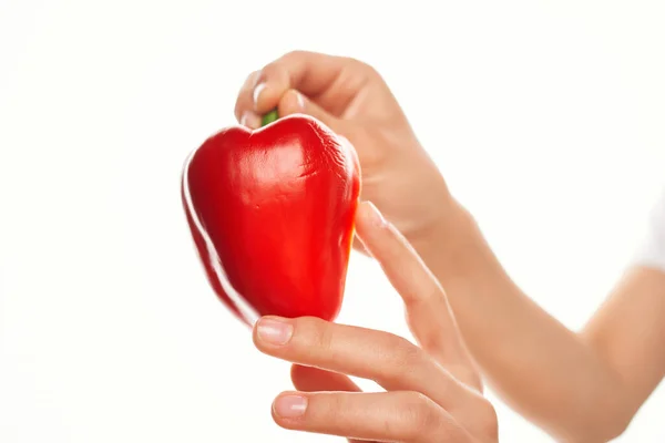 Kırmızı dolma biber ellerde Mutfakta hafif arka plan — Stok fotoğraf