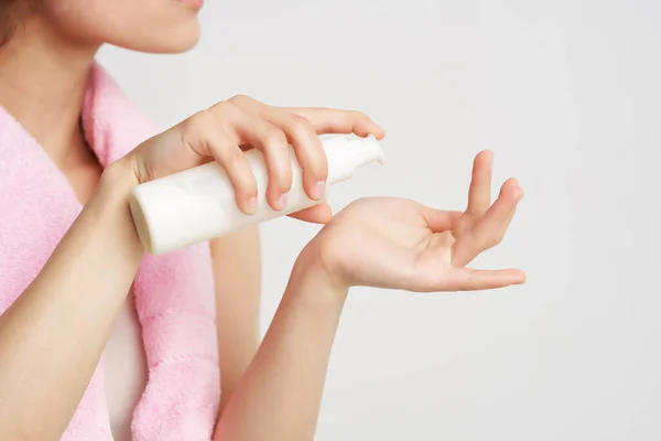 Женщина с полотенцем на плечах лосьон для кожи спа-процедуры чистой кожи — стоковое фото