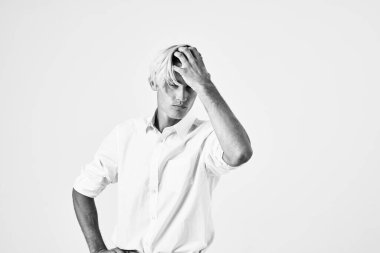 Beyaz gömlekli zarif adam poz veriyor.