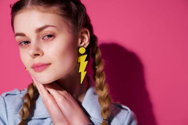 Pembe arka planda poz veren at kuyruklu güzel bir kadın. Yüksek kalite fotoğraf