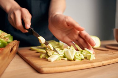 Sebzeleri dilimlemek, yemek pişirmek, sağlıklı yemek.