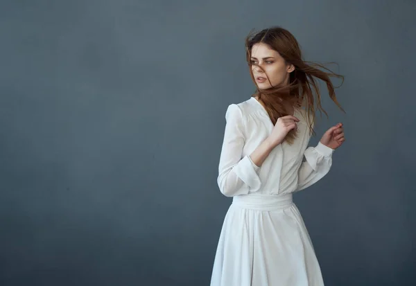 Mujer Vestida Blanco Posando Sobre Fondo Aislado Foto Alta Calidad — Foto de Stock