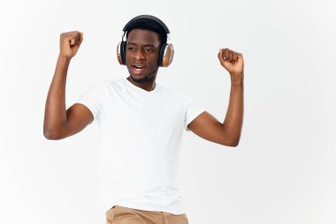 Afrikalı görünümlü eğlenceli kulaklıklar teknoloji yaşam tarzı