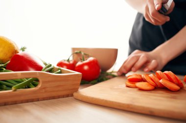 Mutfakta havuç dilimlemek salata pişirmek sağlıklı vitaminler